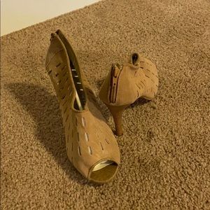 Women’s Suede Peep Toes Natural Shoes, size 10